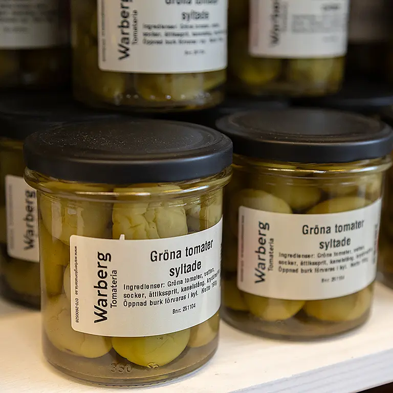 Gårdsbutik med tomater, inläggningar och mycket mer